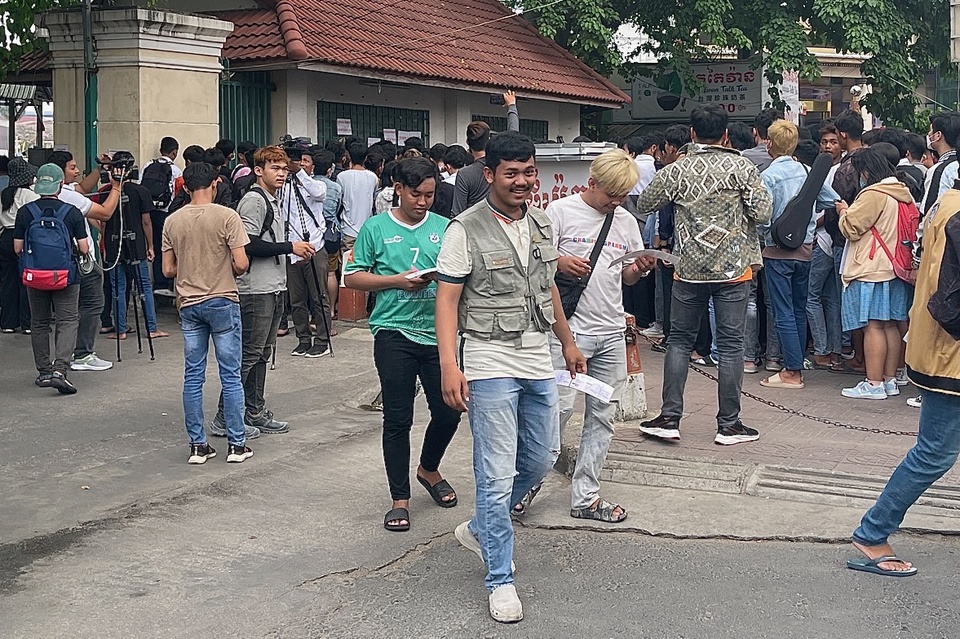 Người Campuchia đổ xô đi nhận vé miễn phí xem SEA Games 32