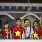 Người hâm mộ trèo tường xem U22 Việt Nam thi đấu ở SEA Games 29