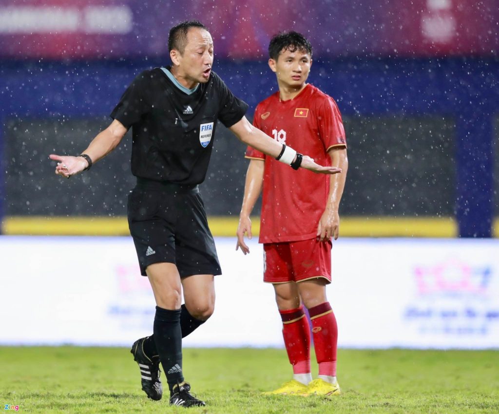 Nhà báo Malaysia: ‘Trọng tài Nhật thổi có lợi cho Việt Nam’