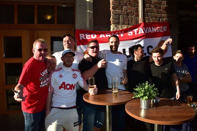 NHM M.U hát vang bài chống khủng bố trước thềm chung kết