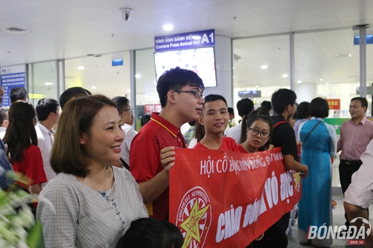 Những nhà vô địch SEA Games trở về trong sự chào đón của người hâm mộ