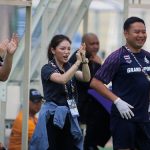 Nữ Trưởng đoàn xinh đẹp Thái Lan ăn mừng chiến thắng đội nhà