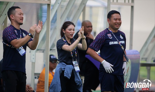 Nữ Trưởng đoàn xinh đẹp Thái Lan ăn mừng chiến thắng đội nhà