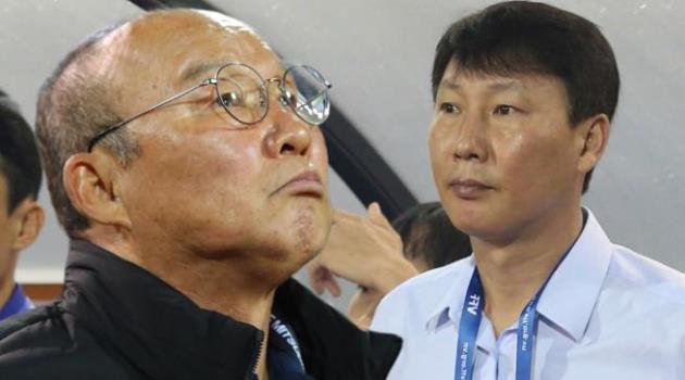 Ông Park Hang-seo gửi lời chúc mừng và quà tặng ý nghĩa cho HLV Kim Sang-sik