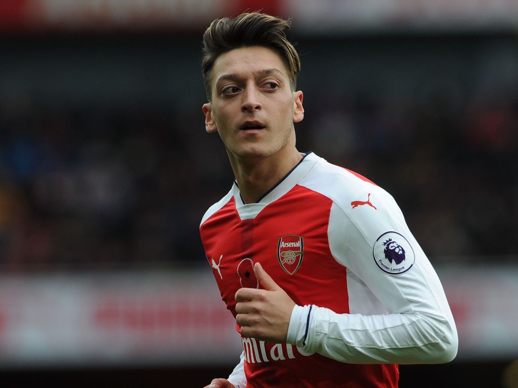 Ozil “lên đồng” và đây là phản ứng của Emery