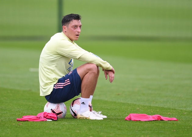 Ozil ‘một lòng’ với Arsenal khiến Mikel Arteta phát cuồng