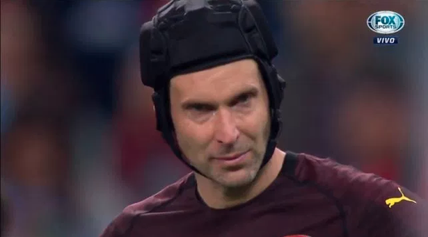 Petr Cech không cầm được nước mắt khi phải chia tay Arsenal bằng thất bại