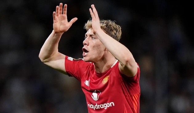 Pha bóng của Dalot thổi bùng căng thẳng tại Man Utd