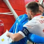 Phản ứng của Casemiro khi De Gea ôm cựu cầu thủ Barca