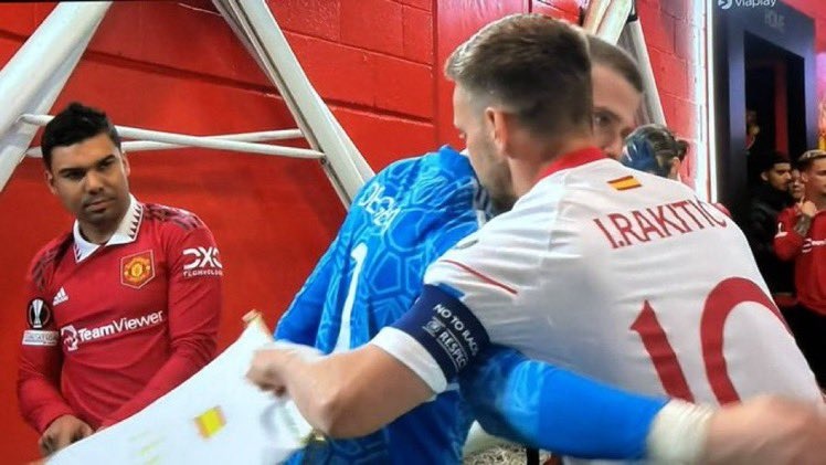 Phản ứng của Casemiro khi De Gea ôm cựu cầu thủ Barca