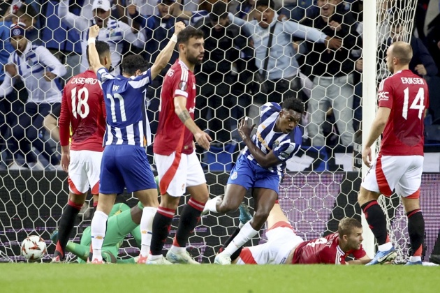 Robert Earnshaw: “Onana bất lực”