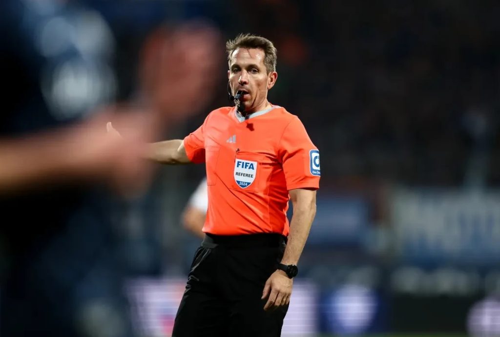 Roma đánh rơi chiến thắng, Ranieri nổi cơn thịnh nộ với trọng tài