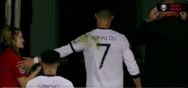 Ronaldo ‘phũ’ với fan nữ xinh như mộng
