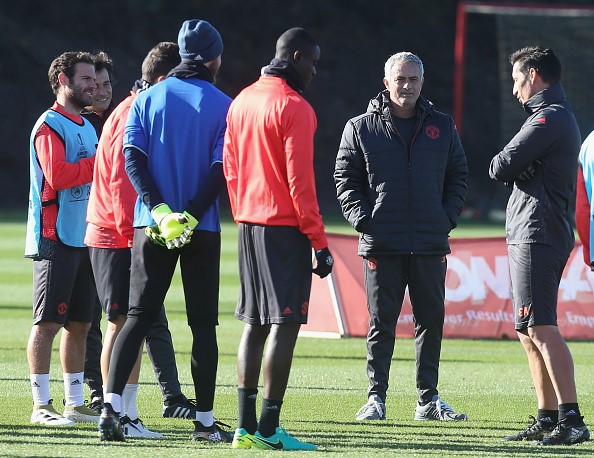 Rooney ‘vật nhau’ với cựu huấn luyện viên Bình Dương