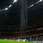 Sân Emirates bị thủng mái