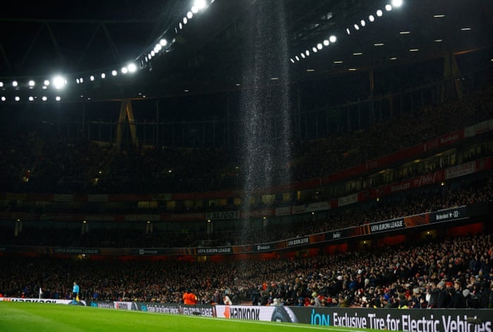 Sân Emirates bị thủng mái