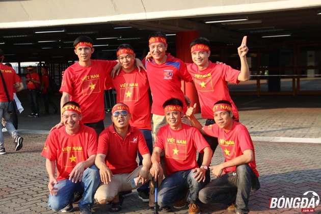 Sân Shah Alam sáng đèn, CĐV Việt Nam hâm nóng không khí