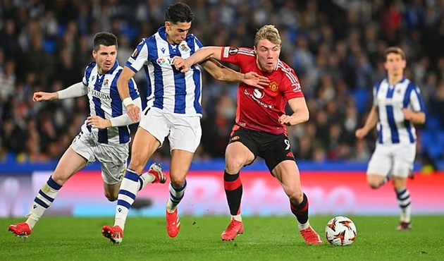 Scholes chỉ trích Dalot khi bỏ lỡ cơ hội chuyền cho Hojlund