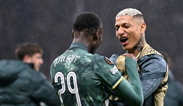 Son vắng mặt, Tottenham nhọc nhằn vào bán kết Europa League
