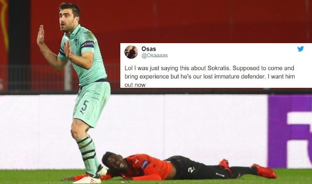 Tại sao NHM Arsenal có thể chỉ trích Sokratis vì 2 tấm thẻ vàng?