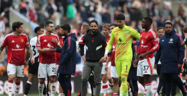 Tệ hơn cả Bayindir: Cầu thủ không nên có mặt trong đội hình chính của Amorim