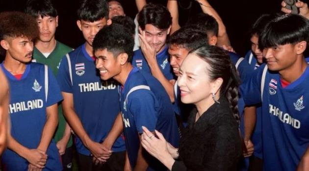 Thái Lan đả bại Singapore 3-0: HLV Thawatchai tự tin, Madam Pang tiếp tục động viên đội bóng