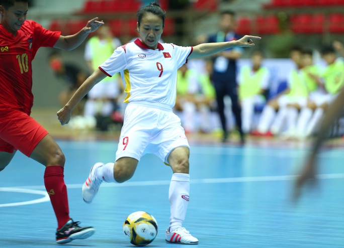 Thắng đậm Malaysia, futsal nữ Việt Nam soán ngôi đầu của Thái Lan