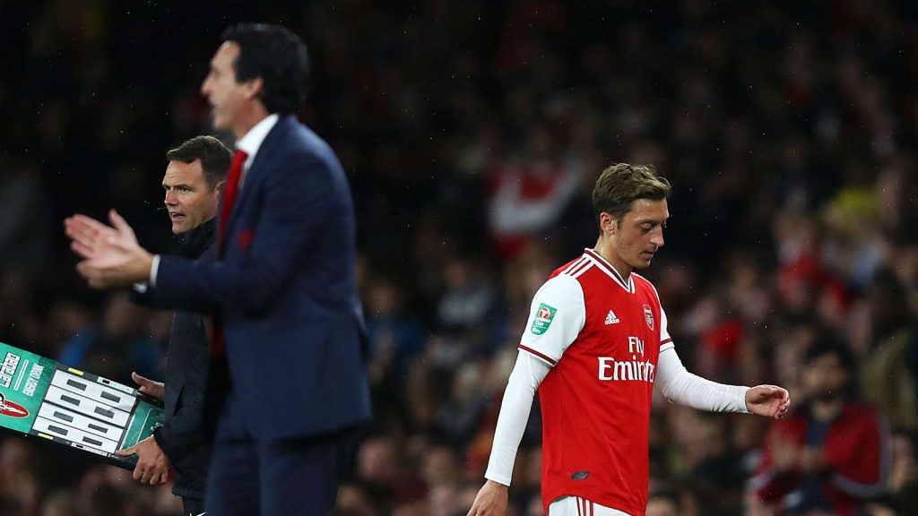 Thắng trận, Emery nói 1 câu lạnh lùng về việc bỏ rơi Ozil