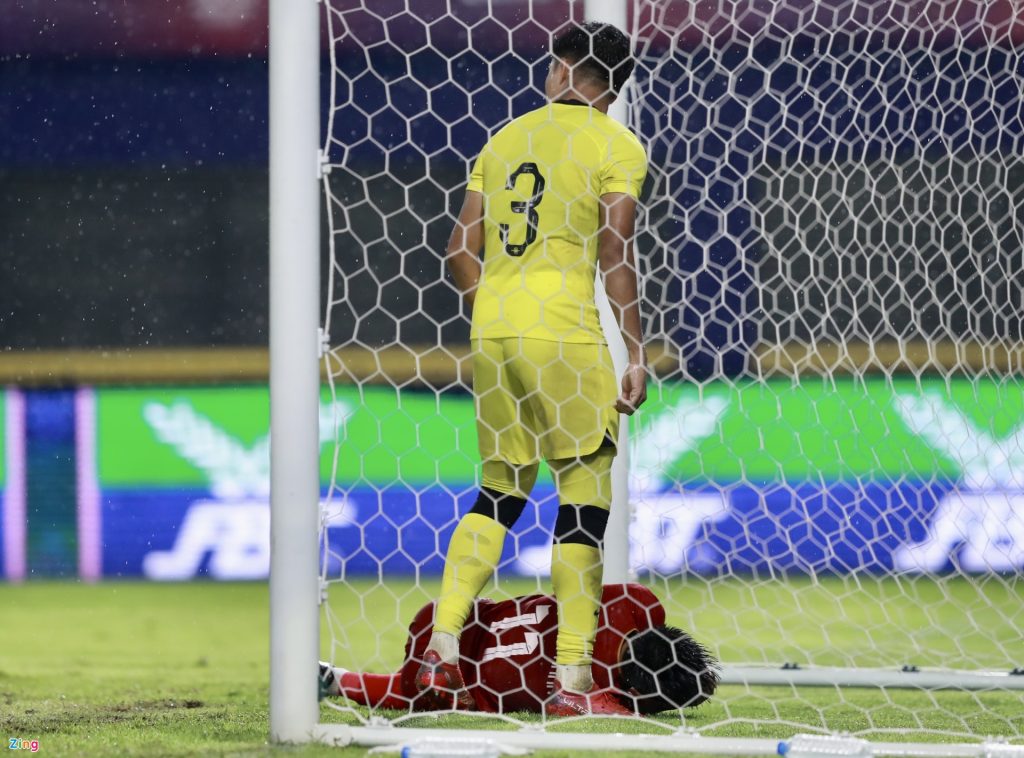 Thanh Nhàn khiến 2 cầu thủ Malaysia bị đuổi