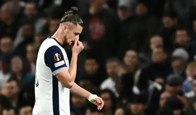 Thẻ đỏ điên rồ ở Europa League