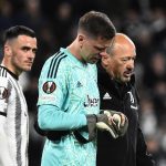 Thủ môn Juventus rời sân trong nước mắt vì vấn đề tim mạch