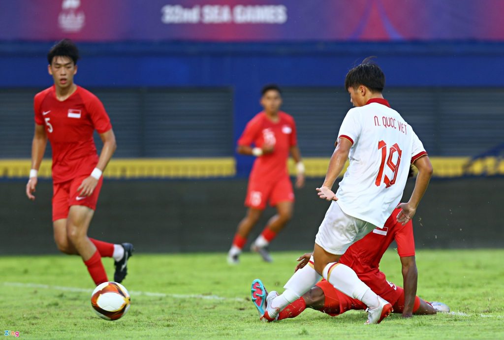 Tiền đạo HAGL bỏ lỡ khó tin trước U22 Singapore