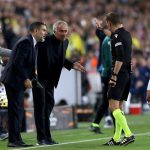 Tố trọng tài thiên vị Man Utd, Mourinho bị đuổi lên khán đài