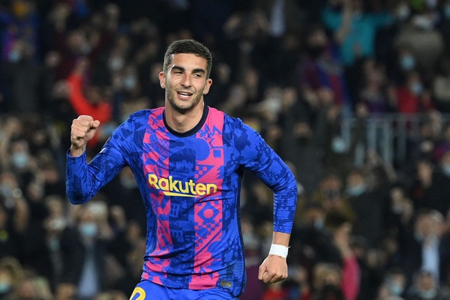 Torres gây chú ý vì xuất hiện trong diện mạo kỳ lạ