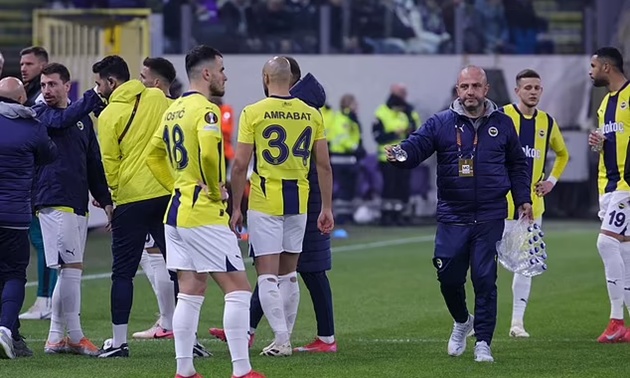 Trận đấu của Mourinho bị gián đoạn 15 phút vì bạo loạn trên khán đài