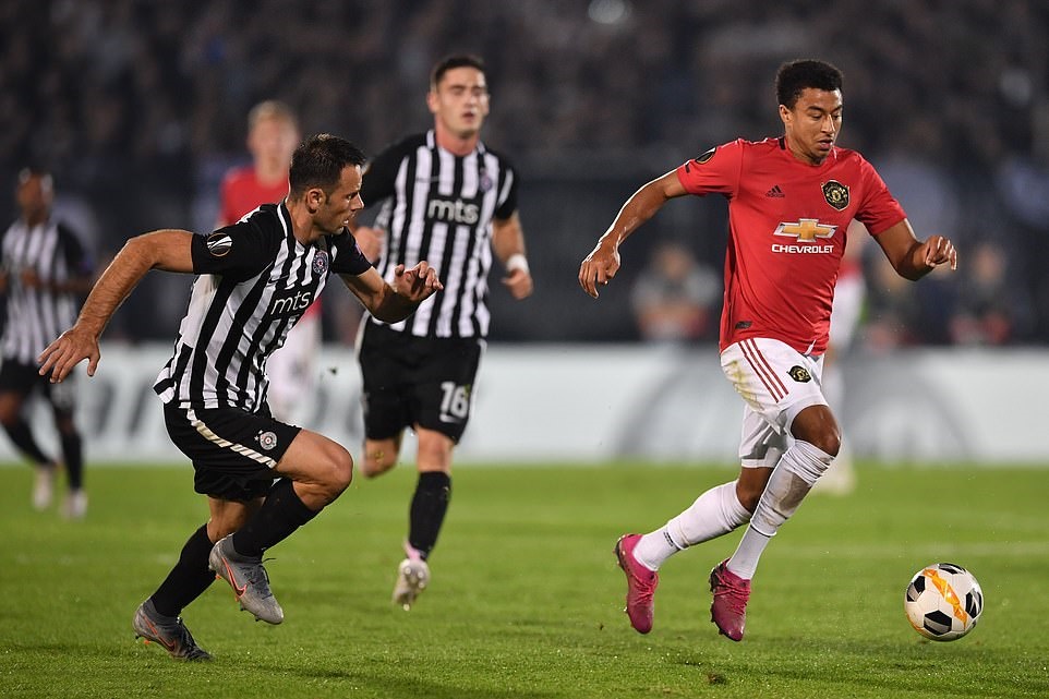 Trở lại sau 2 tháng, Martial đem về ngôi đầu bảng cho Man Utd