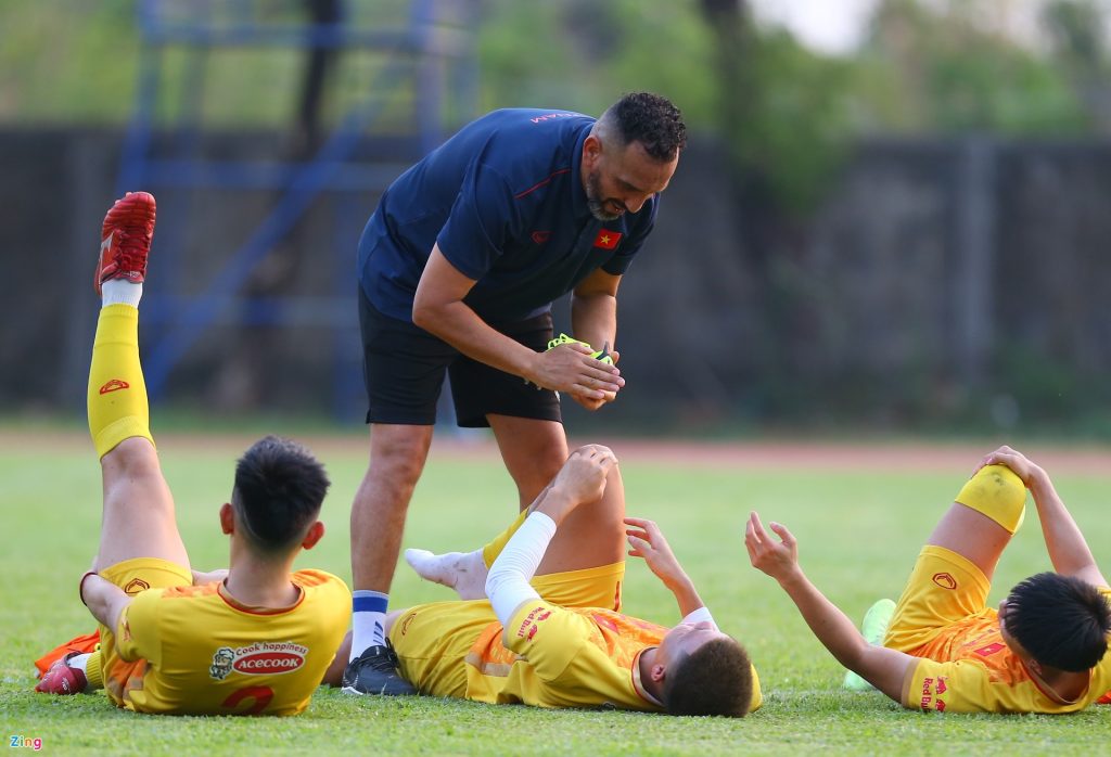 Trợ lý người Morocco pha trò với cầu thủ U22 Việt Nam