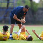 Trợ lý người Morocco pha trò với cầu thủ U22 Việt Nam