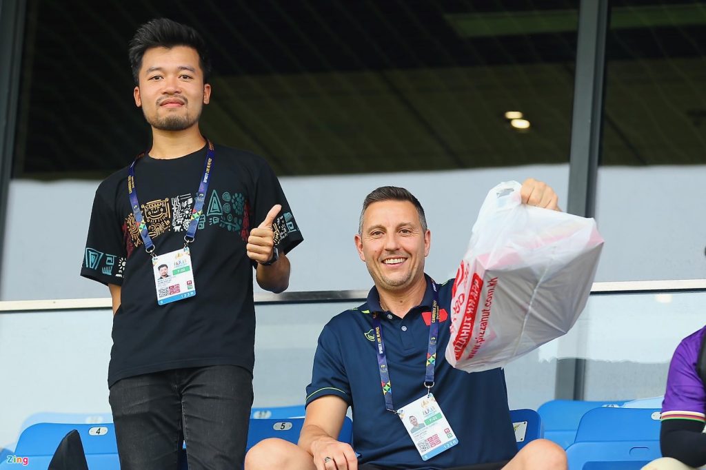 Trợ lý U22 Việt Nam mang pizza đi theo dõi Thái Lan