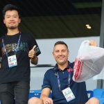 Trợ lý U22 Việt Nam mang pizza đi theo dõi Thái Lan