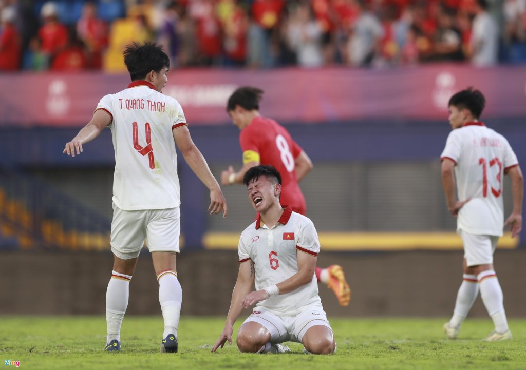 Trung vệ U22 Việt Nam phản lưới nhà được động viên