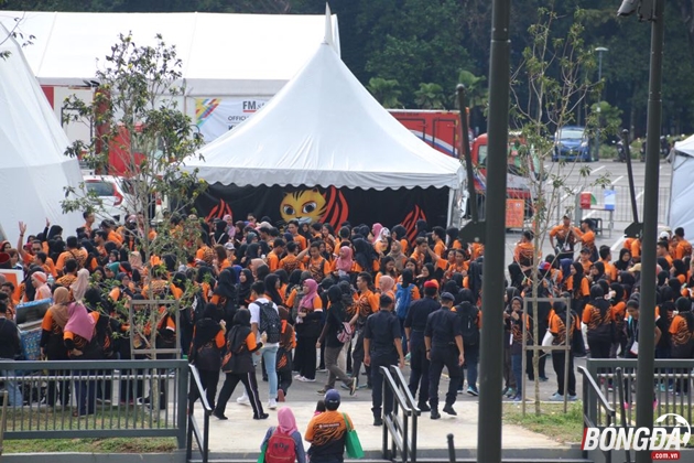 Trước lễ bế mạc SEA Games 29: Dòng người từ mọi ngả tập kết về Bukit Jalil