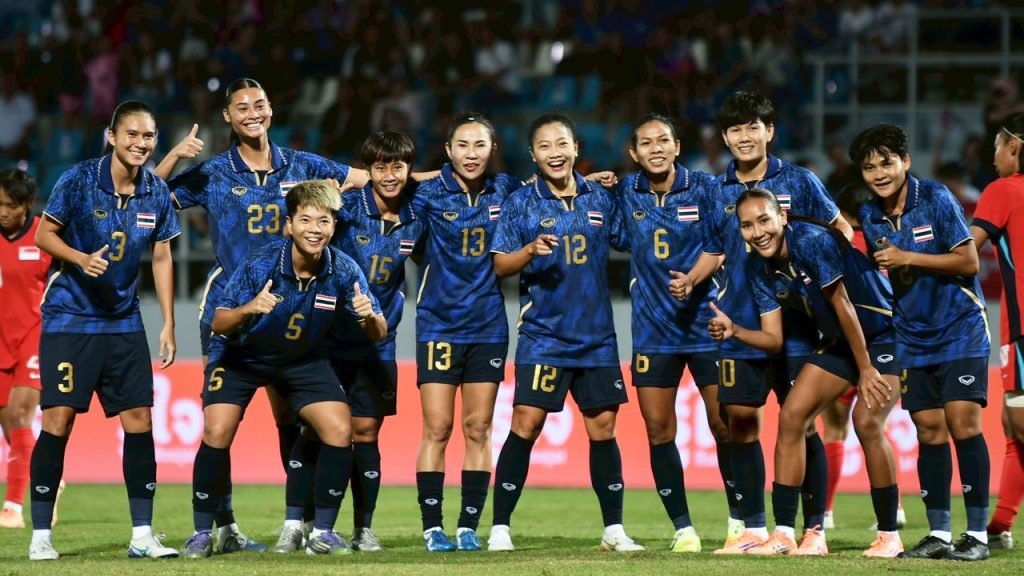 Tuyển nữ Thái Lan giành vé bán kết SEA Games 33 với chiến thắng 2-0 trước Singapore