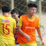 U22 Việt Nam bị quay lén từ trên cây trước trận Lào