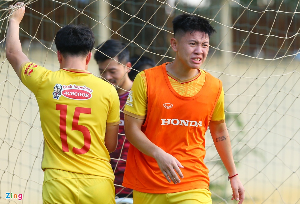 U22 Việt Nam bị quay lén từ trên cây trước trận Lào