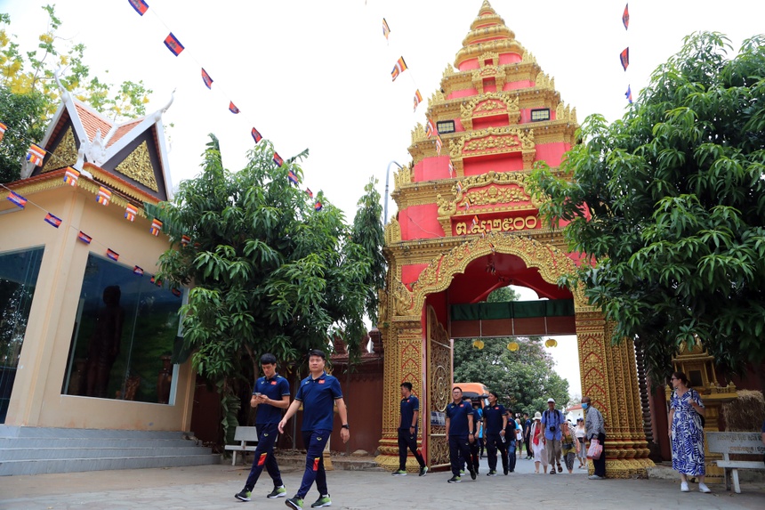 U22 Việt Nam đi chùa ở Campuchia
