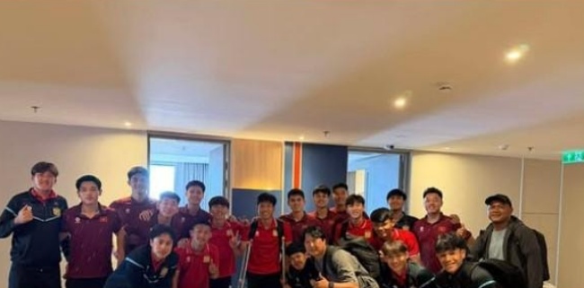 U22 Việt Nam thăm đội trưởng U22 Lào sau chấn thương nghiêm trọng