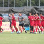 U23 Lào ra sân tập chỉ với một nửa đội hình