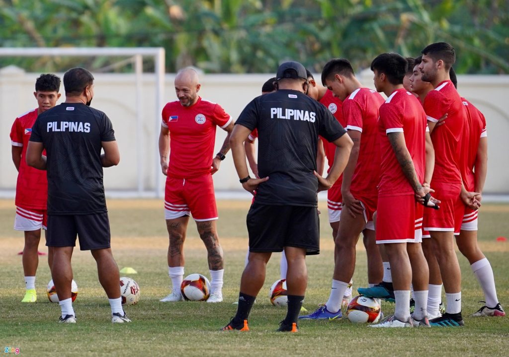 U23 Philippines đá bóng ma, chơi đùa trên sân Tam Nông
