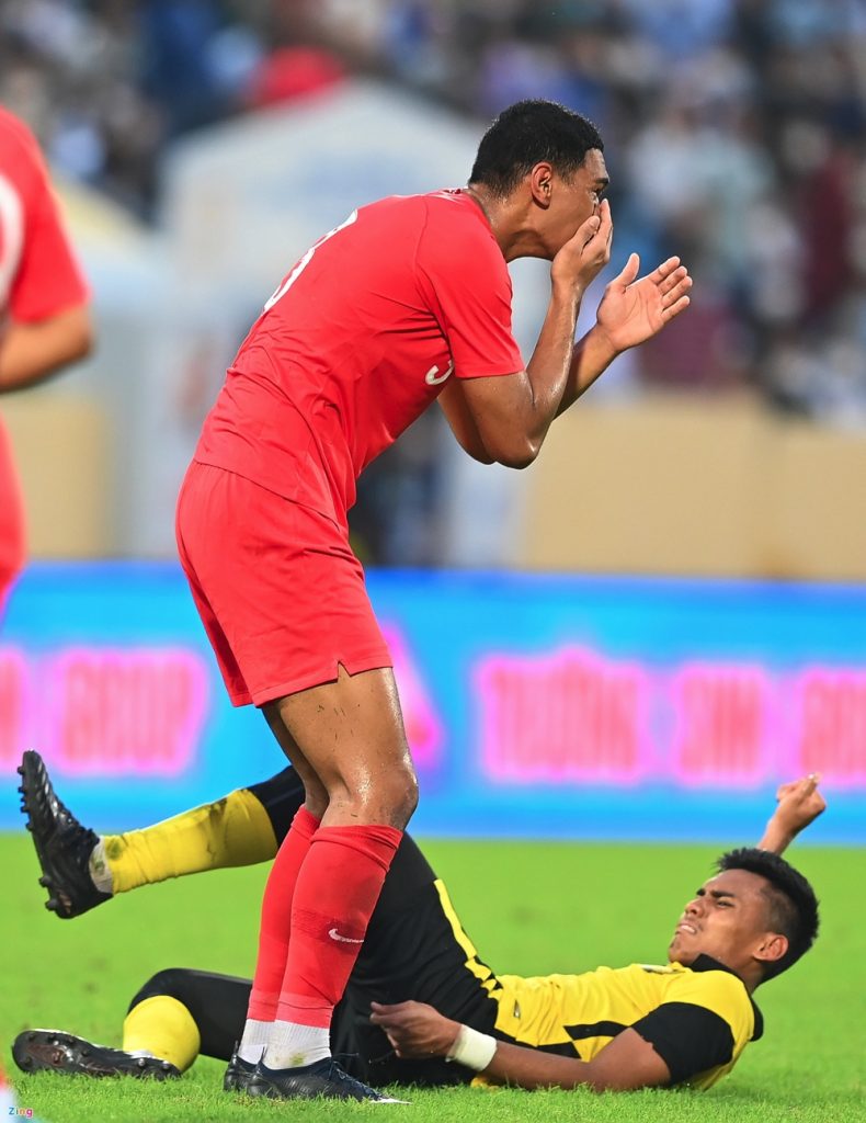 U23 Singapore – Malaysia tranh cãi nảy lửa trên sân Thiên Trường